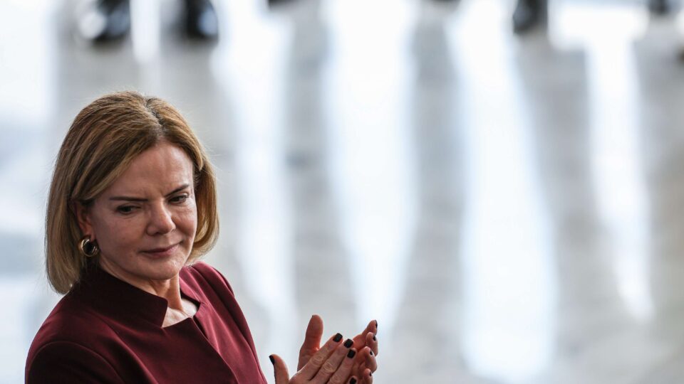 Gleisi elogia, mas alfineta  Alcolumbre e diz que governo não quer rebaixar relação institucional