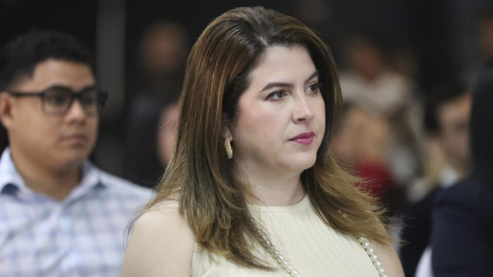 Mundo em foco: Drones ucranianos atacam frota russa em meio a negociações de paz