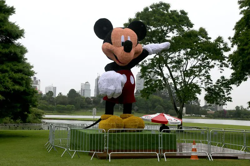 Parque Mágico terá cenários interativos, túnel de luz instalado na pista de caminhada ao lado do pavilhão do Barigui e esculturas do emblemático personagem Mickey, além de outras ativações.