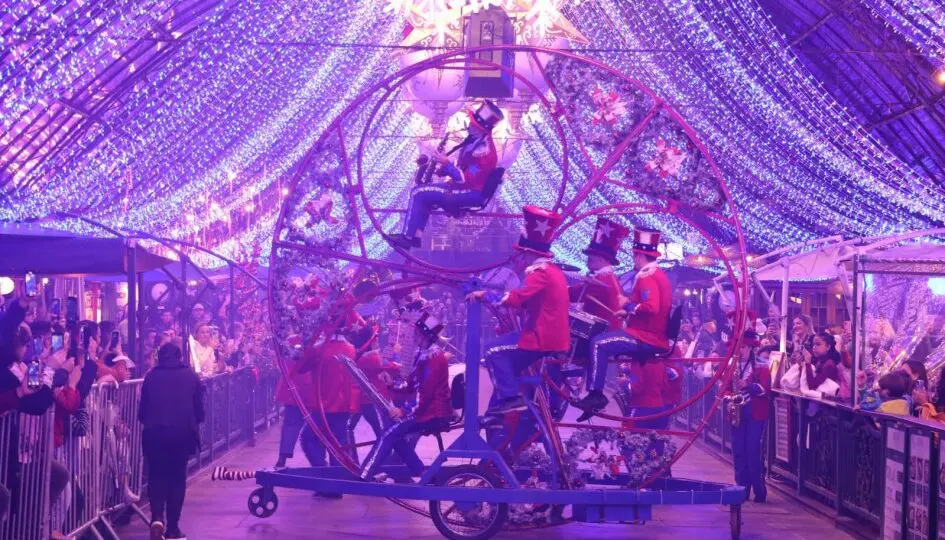 O carro alegórico em forma de bicicleta resgata a passagem de Joãosinho Trinta pelo Natal Luz e celebra o carnavalesco que levou a estética do carnaval carioca para Gramado em 2001.