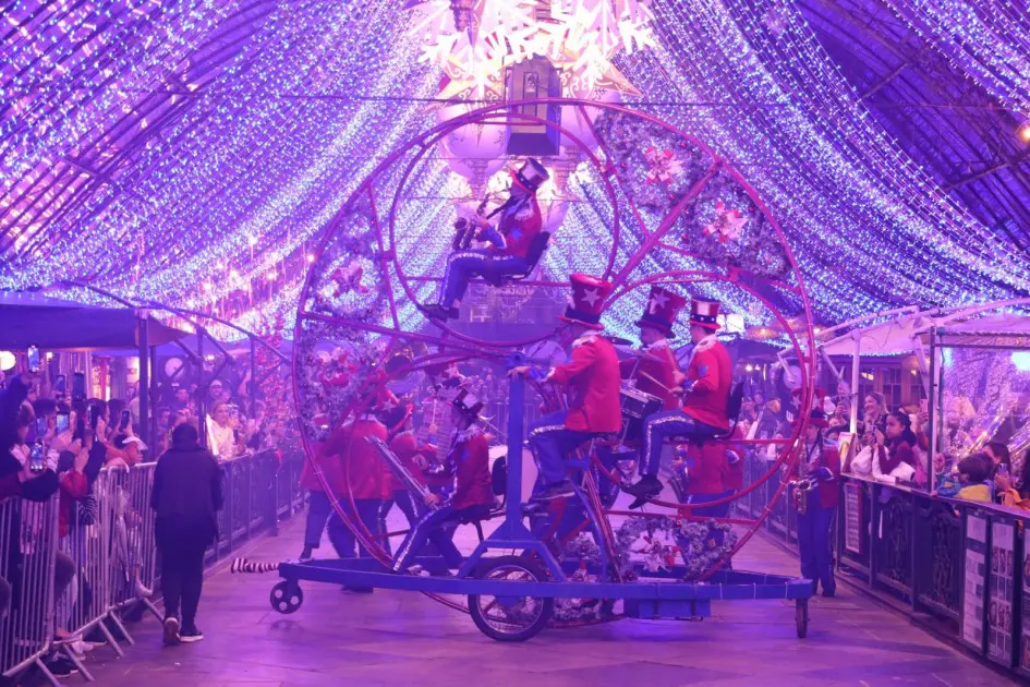 O carro alegórico em forma de bicicleta resgata a passagem de Joãosinho Trinta pelo Natal Luz e celebra o carnavalesco que levou a estética do carnaval carioca para Gramado em 2001.