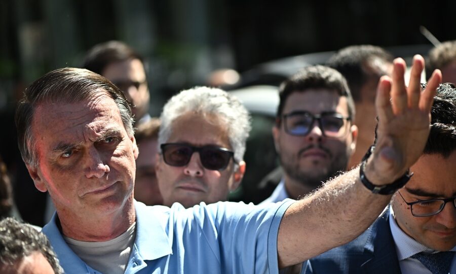 Defesa de Bolsonaro pede visita de cardiologista e fisioterapeuta