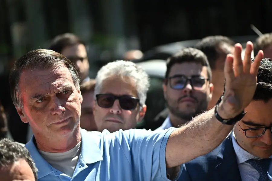 Jair Bolsonaro enfrenta problemas cardiovasculares, afirma Carlos Bolsonaro dias antes de defesa pedir visita de cardiologista e fisioterapeuta.