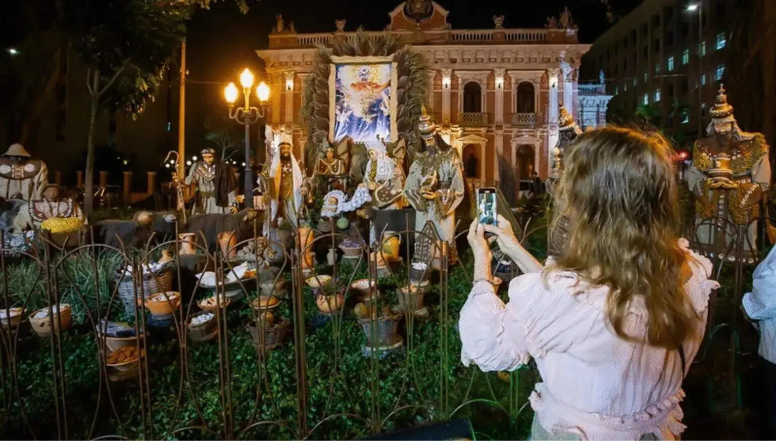 O Presépio da Praça XV ressurge como patrimônio vivo da Capital e, sob o tema “Originalmente Tropicalista”, reinventa a criação de Franklin Cascaes com uma leitura futurista e vibrante.