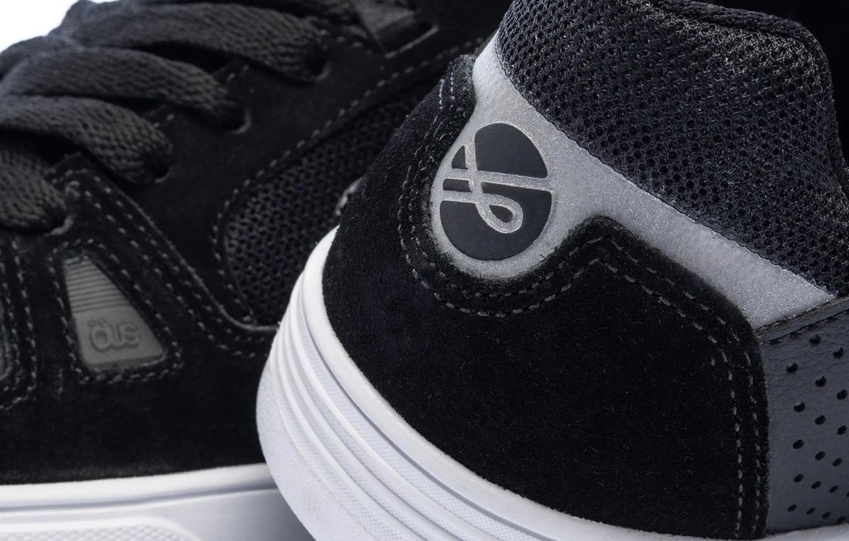 OÜS tem linhas de tênis e outros produtos para skatistas.