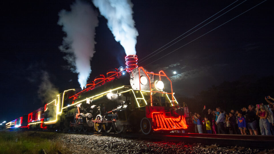 Maria Fumaça iluminada celebra Natal nos trilhos do Paraná e de Santa Catarina