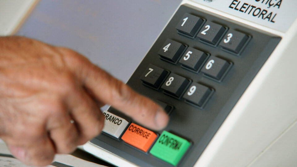 TSE inicia testes de vulnerabilidade das urnas que serão utilizadas nas eleições de 2026