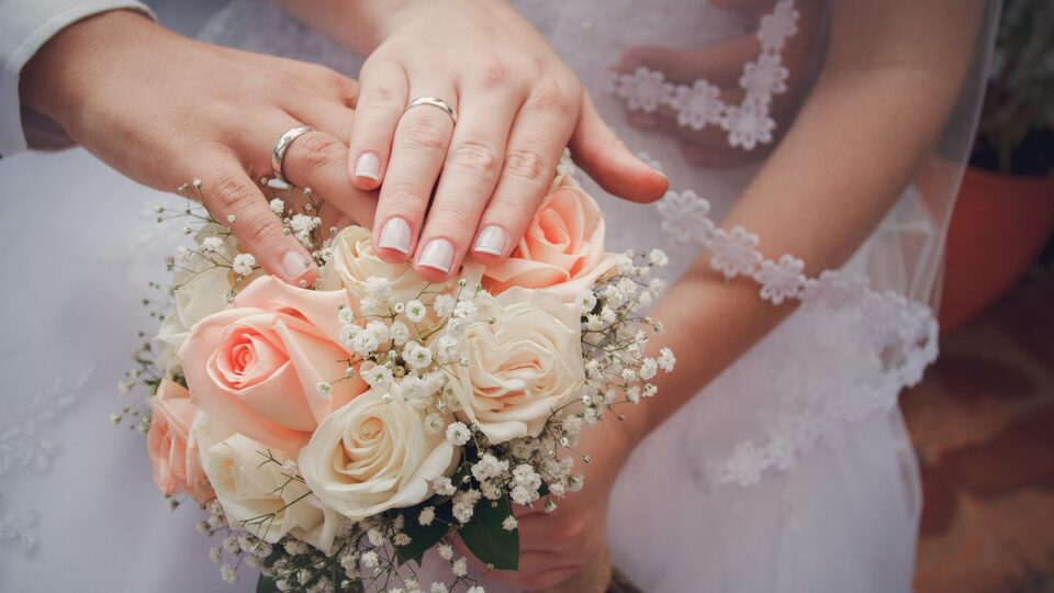 Cresce número de mulheres que mantêm nome de solteira e rejeitam sobrenome dos maridos