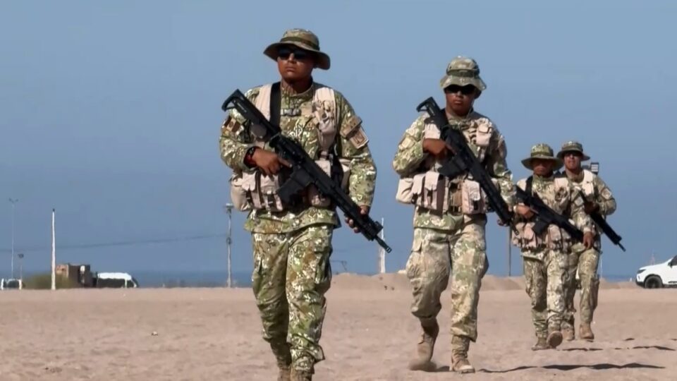 Mesmo sob emergência, dezenas de migrantes entram no Peru pela fronteira com o Chile