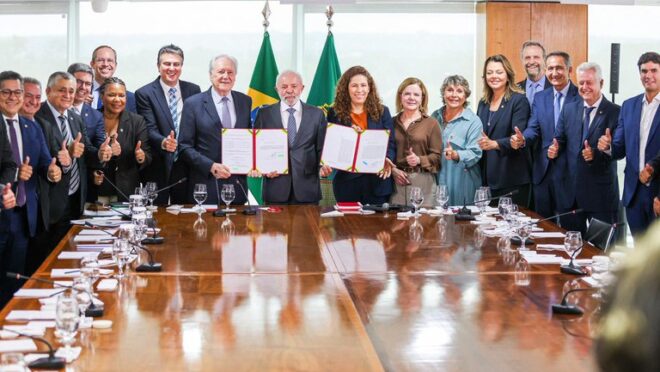 Governo Lula assina MP com reajustes e cria 8,6 mil cargos em universidades