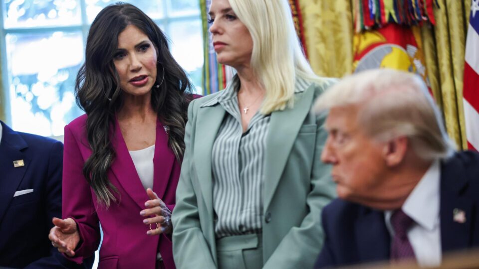 Secretária aconselha Trump a proibir viagens a partir de países que enviam “invasores” aos EUA