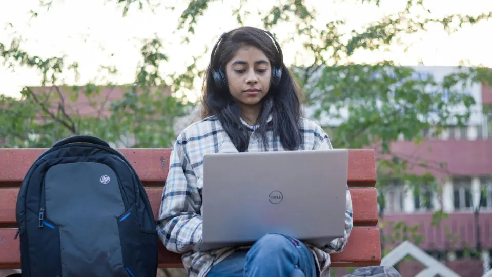 Pais denunciam que o uso excessivo de tecnologias digitais na educação tem afetado o aprendizado e o comportamento dos filhos