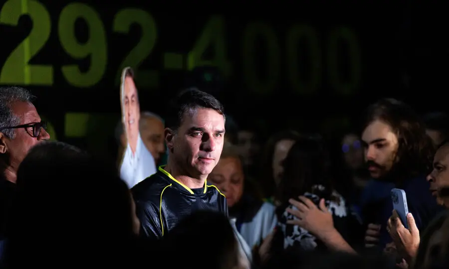 Flávio Bolsonaro diz que se acertou com Michelle e esclarece que não há definição de palanque no Ceará.