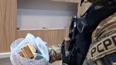 Polícia do PR encontra dinheiro em fundo falso na casa de chefe que abastecia facções com fuzis