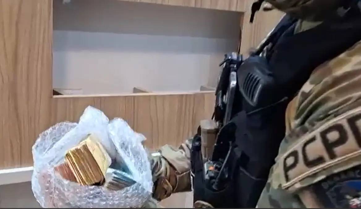 Polícia do PR encontra dinheiro em fundo falso na casa de chefe que abastecia facções com fuzis