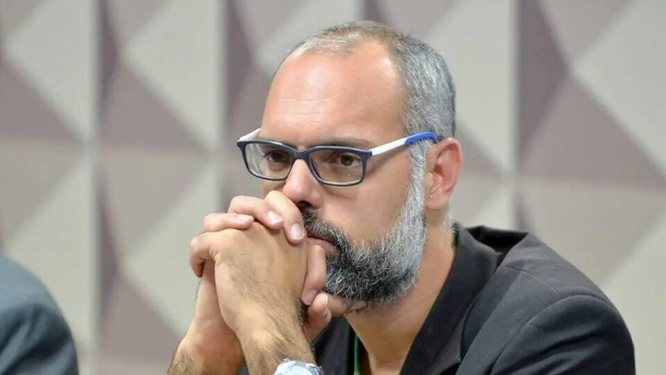 Allan dos Santos critica Michelle: “Viajando como se Bolsonaro estivesse morto”