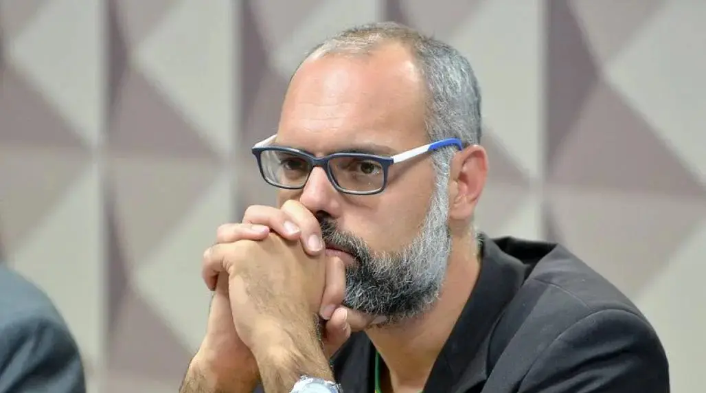 O jornalista Allan dos Santos criticou a ex-primeira-dama e presidente nacional do PL Mulher, Michelle Bolsonaro, opinando que ela parece não se importar com a situação do ex-presidente Jair Bolsonaro (PL), preso desde o dia 22 de novembro na Superintendência da Polícia Federal de Brasília. “Michelle não tem nenhum aval dos filhos para ela estar falando o que ela está falando. Não estava quando o Bolsonaro foi preso, está viajando o Brasil como se o Bolsonaro já estivesse morto", comentou Allan. A fala ocorre em meio à crise entre Michelle e três filhos de Bolsonaro: o senador Flávio Bolsonaro (PL-RJ), o deputado federal Eduardo Bolsonaro (PL-SP) e o vereador carioca Carlos Bolsonaro (PL-RJ). Os três criticaram Michelle por rechaçar o apoio do PL cearense ao ex-ministro Ciro Gomes (PSDB). A crítica ocorreu durante o lançamento da pré-candidatura do senador Eduardo Girão (Novo-CE) e foi direcionada ao deputado federal André Fernandes (PL-CE), que encabeça a aproximação.  "Eu adoro o André […], mas fazer aliança com o homem que é contra o maior líder da direita? isso não dá. Vou falar uma coisa: nós vamos nos levantar, nós vamos nos levantar e nós vamos trabalhar para eleger o Girão", disse a ex-primeira-dama. Logo após o evento, André debateu:  "A esposa do ex-presidente Bolsonaro vem aqui e diz que fizemos a movimentação errada, sendo que o próprio presidente, no dia 29 de maio, pediu para ligarmos para Ciro Gomes no viva-voz e ficou acertado que apoiaríamos o Ciro." Após a tensão, Michelle veio a público pedir perdão aos enteados, mas reiterou sua rejeição ao apoio a Ciro Gomes, dizendo que  "seria o mesmo que trocar Joseph Stalin por Vladimir Lenin", referindo-se à estratégia de buscar Ciro para vencer o PT no estado nordestino. Flávio esclareceu que, em conversa com Michelle, os dois se acertaram, e que não há "nenhuma decisão tomada sobre palanques, nem no Ceará nem em nenhum outro estado."