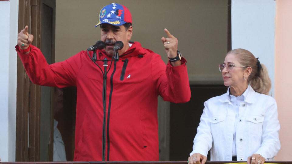 Sob forte escolta, Maduro chega a Nova York; chavista ficará detido em prisão federal