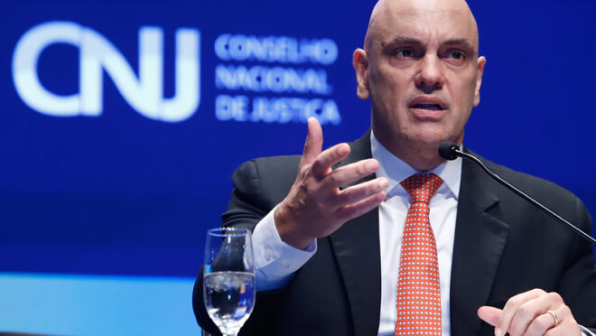 Moraes defende maior salário a juízes e recebe aplausos em evento do CNJ