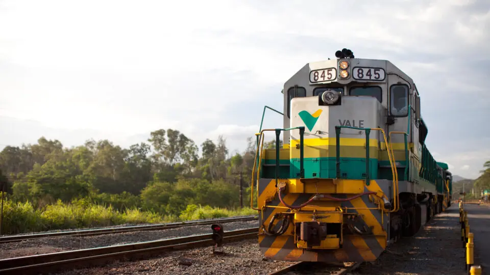 Passeio noturno de trem reforça o turismo e amplia as viagens entre MG e ES durante a alta temporada.