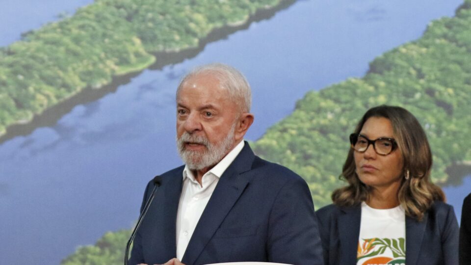 Lula relata que Janja pediu combate mais duro à violência contra mulheres “no planeta Terra”