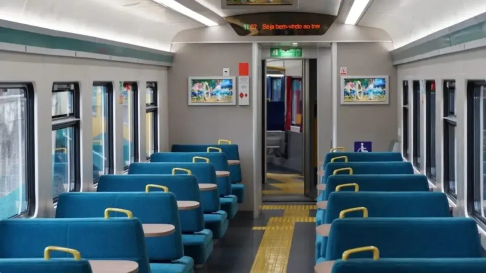 O novo passeio ferroviário oferece vagões com serviço de bordo completo, incluindo opções de refeições regionais, cafés especiais e atendimento dedicado ao turista ao longo de todo o trajeto.