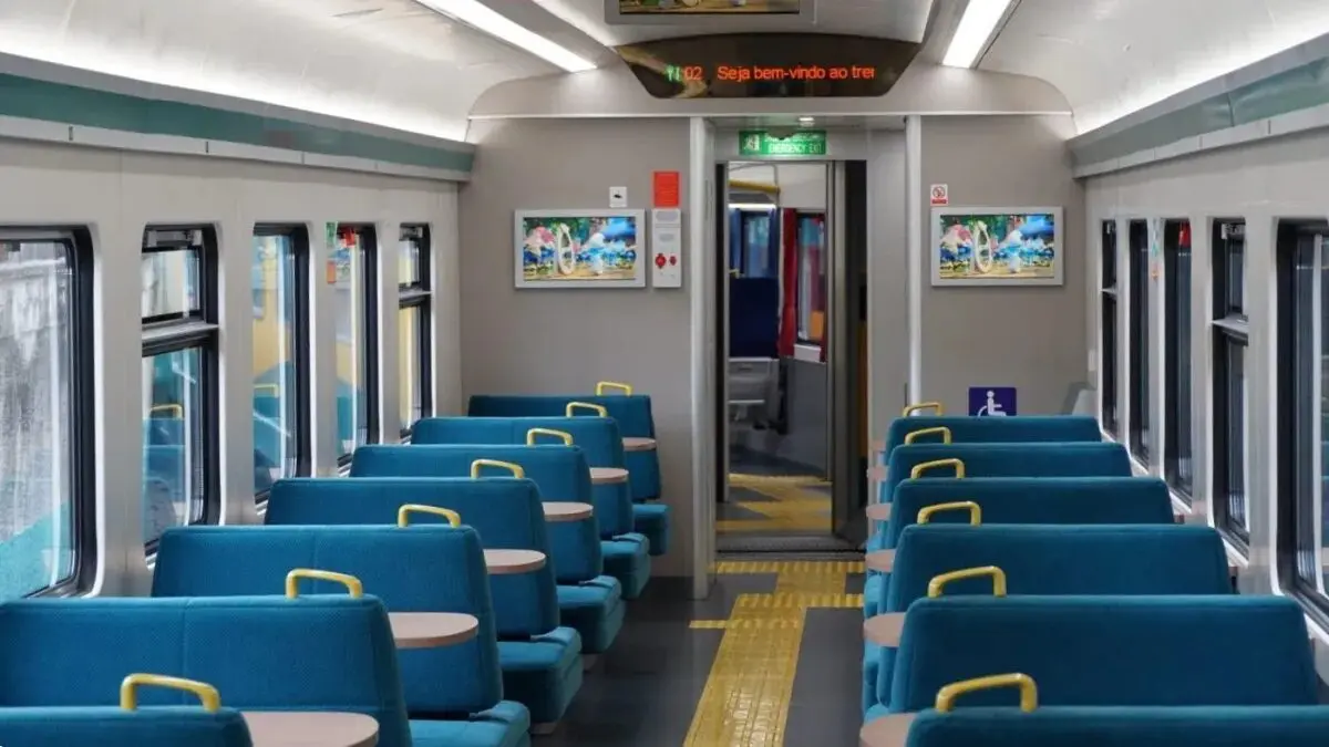 O novo passeio ferroviário oferece vagões com serviço de bordo completo, incluindo opções de refeições regionais, cafés especiais e atendimento dedicado ao turista ao longo de todo o trajeto.