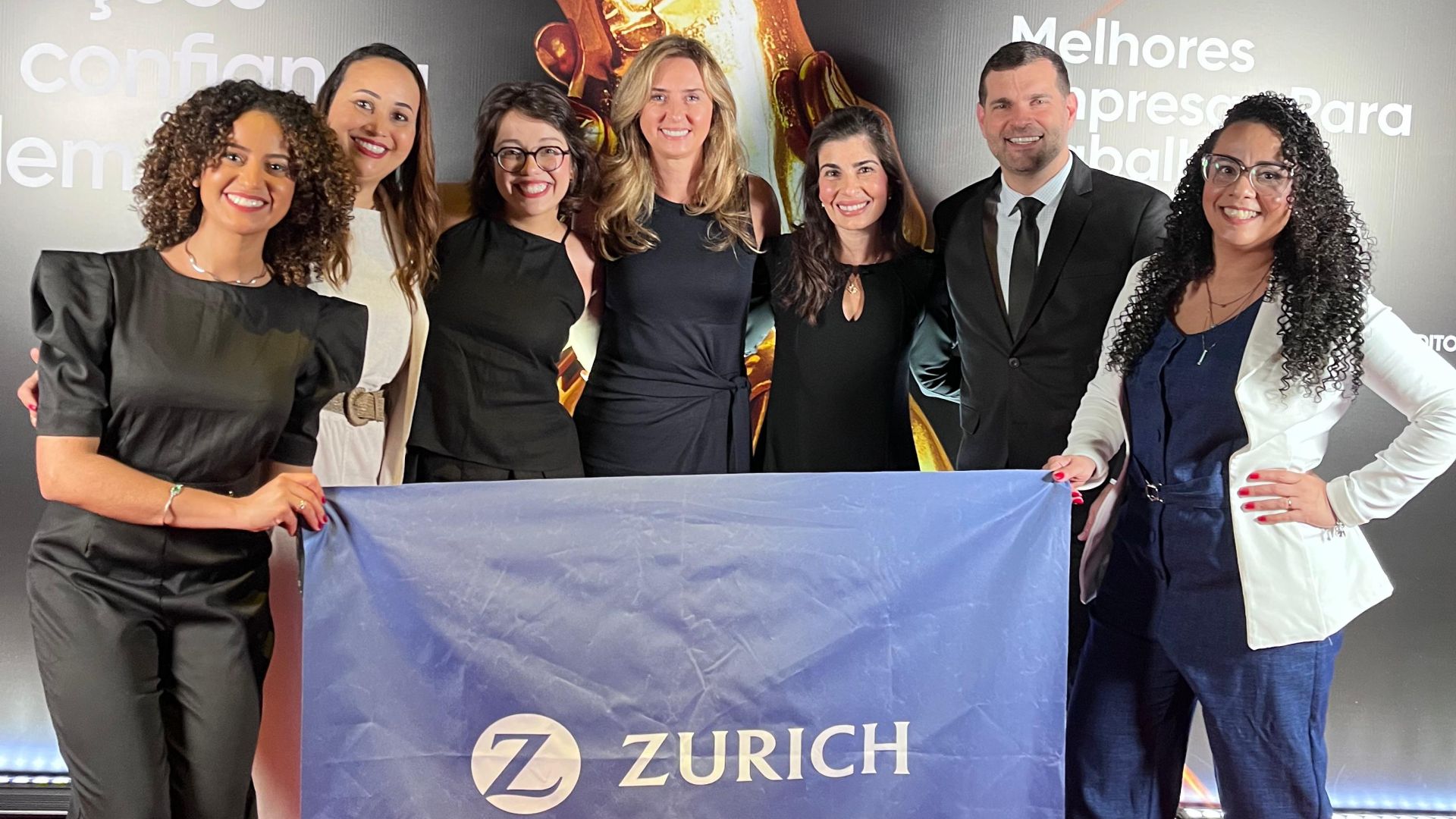 Equipe da Zurich Seguros celebra o reconhecimento entre as 25 melhores grandes empresas para trabalhar no Brasil, durante a premiação do Great Place to Work 2025, em São Paulo.