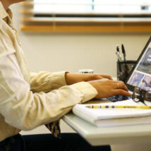 Economistas comentam pesquisa que revela como a diferença de renda entre mulheres surge após o nascimento do primeiro filho Imagem referente a matéria