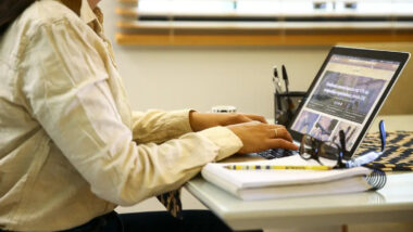 Economistas comentam pesquisa que revela como a diferença de renda entre mulheres surge após o nascimento do primeiro filho Imagem referente a matéria