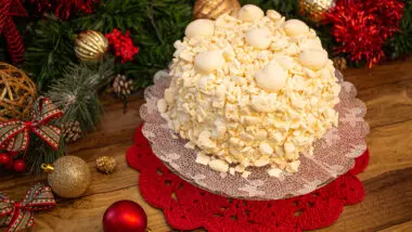 Um clássico das festas curitibanas: o Bolo Marta Rocha da Confeitaria Holandesa, presença marcante nas mesas de Natal e nas celebrações em família