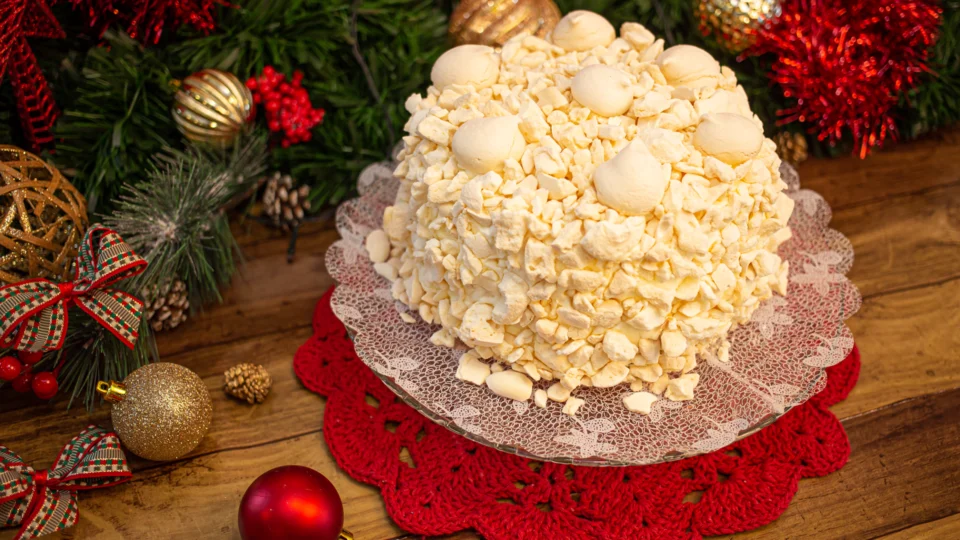 Um clássico das festas curitibanas: o Bolo Marta Rocha da Confeitaria Holandesa, presença marcante nas mesas de Natal e nas celebrações em família
