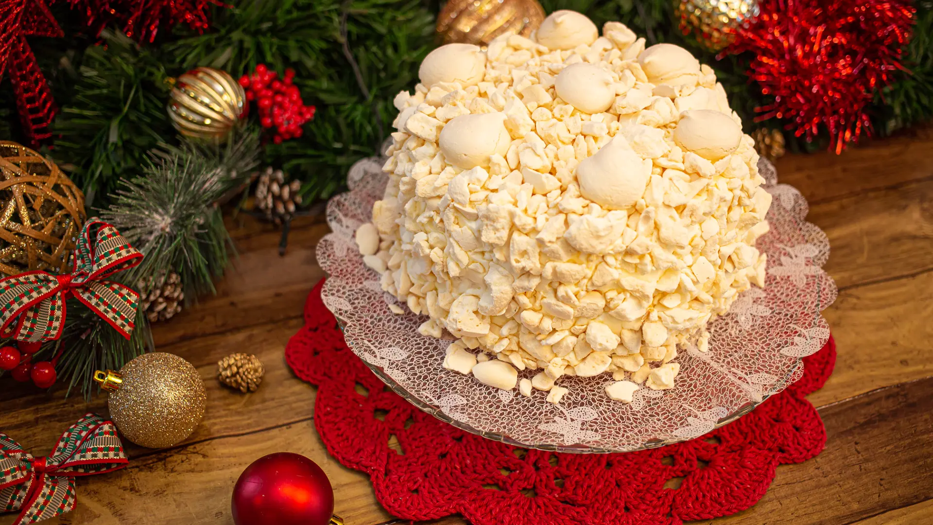 Um clássico das festas curitibanas: o Bolo Marta Rocha da Confeitaria Holandesa, presença marcante nas mesas de Natal e nas celebrações em família