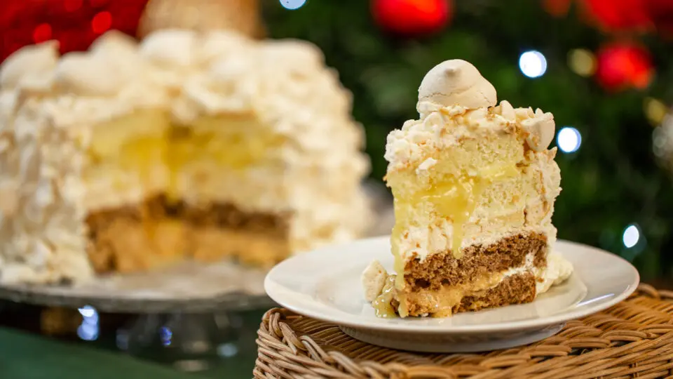 Bolo Marta Rocha da Confeitaria Holandesa: uma combinação clássica de camadas cremosas e crocantes que se tornou tradição nas festas de Natal em Curitiba