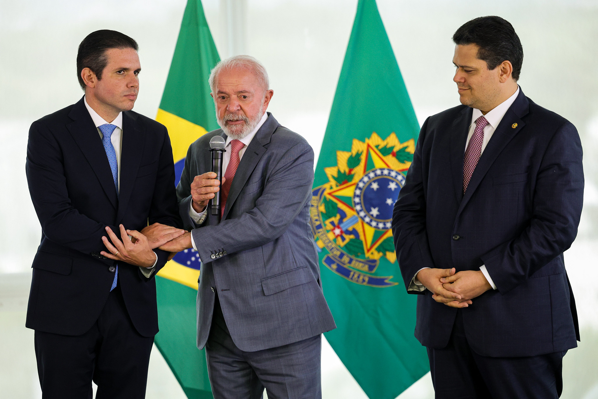 Presidente Lula vice impasse com os presidentes Hugo Motta, da Câmara, e Davi Alcolumbre, do Senado