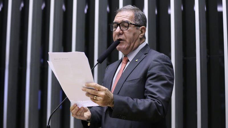 Deputado federal Luiz Gastão (PSD-MG) usa mesmo tom de &#8220;humanização&#8221; do governo. O relator, porém, moderou a proposta, com jornada de 40 horas e escala 6 por 1 permitida, mas &#8220;desencorajada&#8221;.