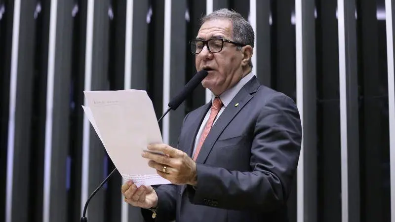 Deputado federal Luiz Gastão (PSD-MG) usa mesmo tom de "humanização" do governo. O relator, porém, moderou a proposta, com jornada de 40 horas e escala 6 por 1 permitida, mas "desencorajada".