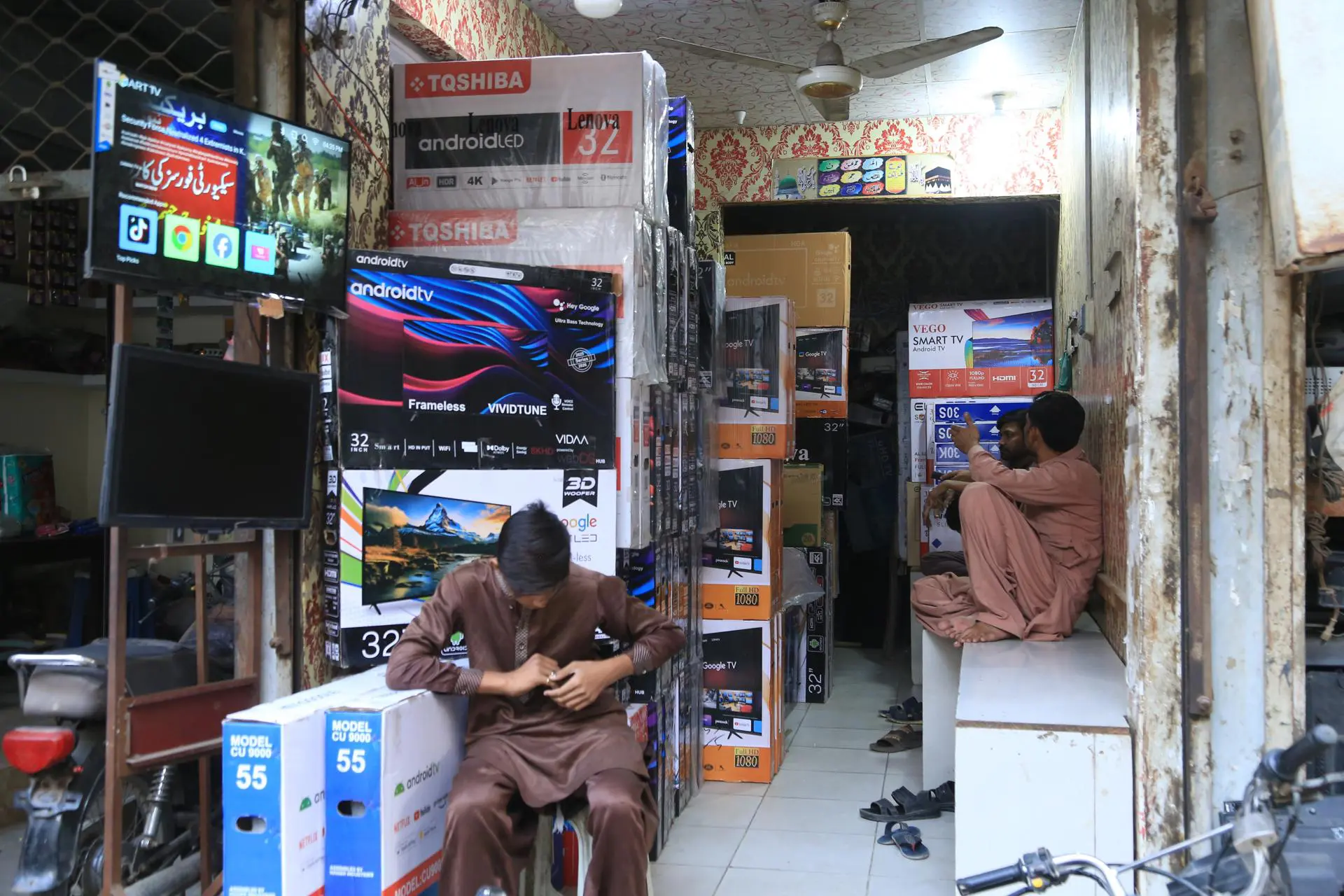 TVs à venda em um mercado popular na Ásia: um exemplo de como a inovação e a concorrência reduziram preços e tornaram o aparelho acessível em países de diferentes realidades econômicas