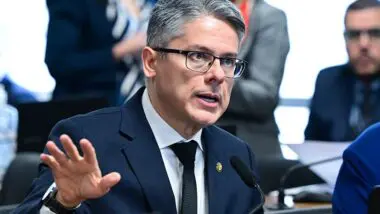 Senador Alessandro Vieira (MDB-SE), relator do PL antifacção na CCJ do Senado.