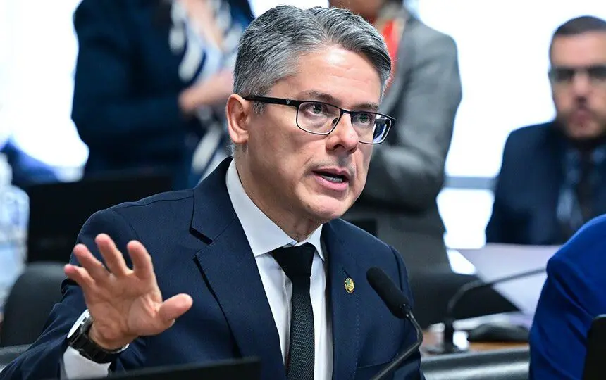 Senador Alessandro Vieira (MDB-SE), relator do PL antifacção na CCJ do Senado.
