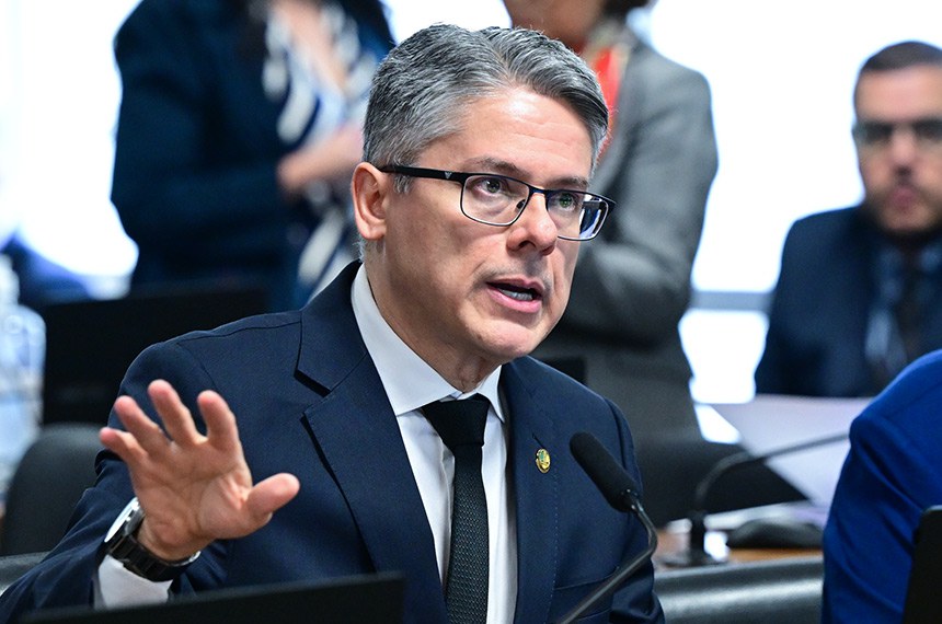 Senador Alessandro Vieira (MDB-SE), relator do PL antifacção na CCJ do Senado.