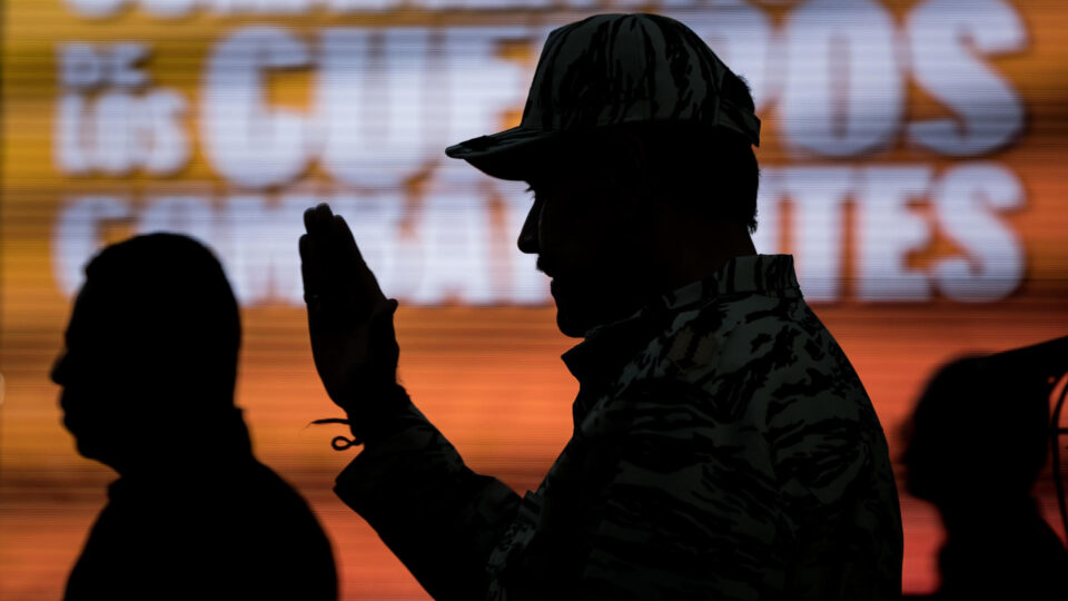 Troca de camas, celulares novos, mais proteção de Cuba: a nova rotina de Maduro com a mobilização de Trump