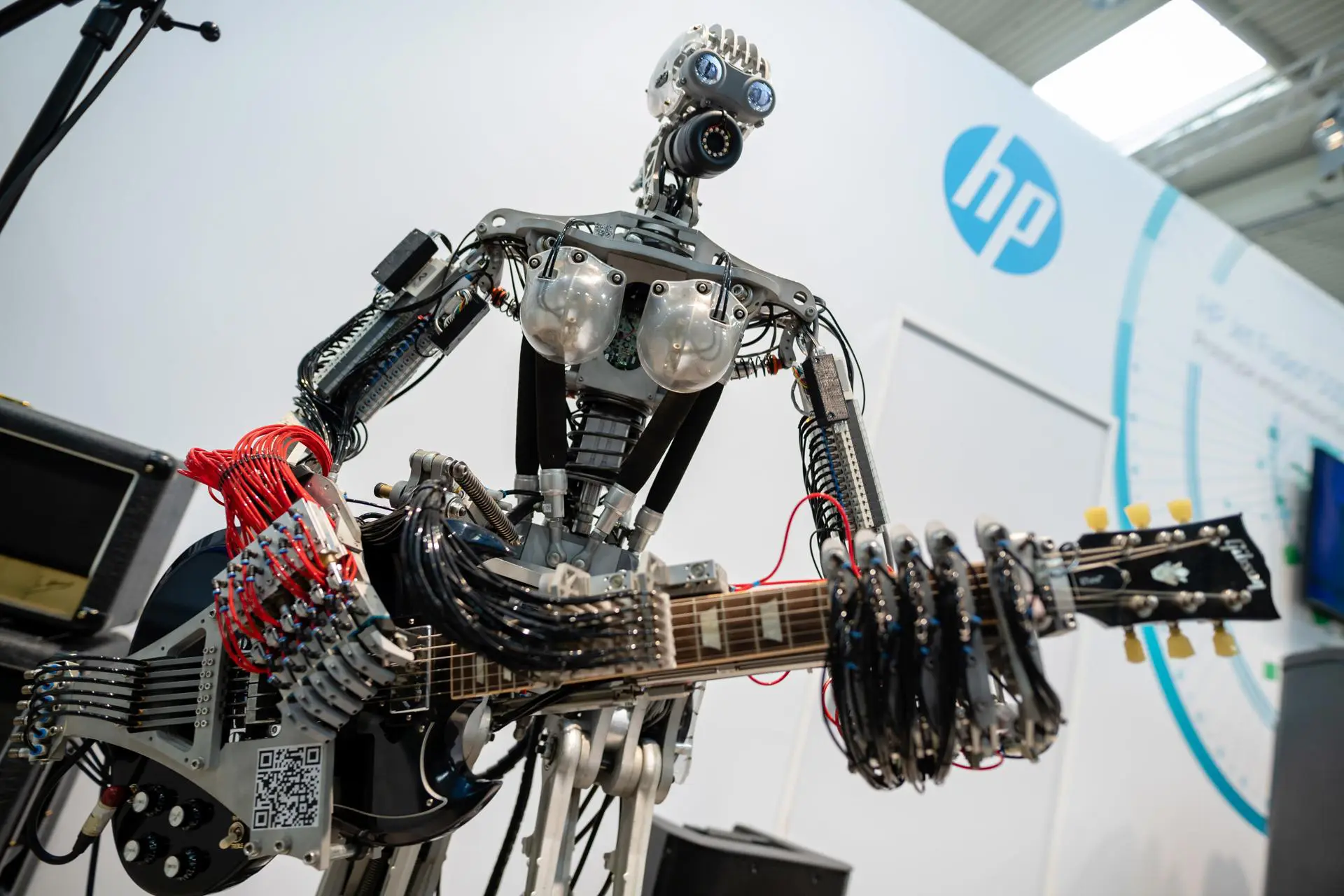 Robô toca guitarra no estande da empresa HP durante a Feira Industrial de Hanôver, na Alemanha: a IA terá longevidade na música?