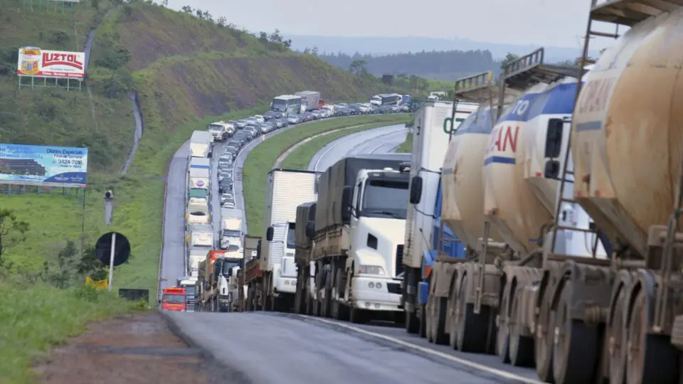 Em 2018, greve de caminhoneiros gerou desabastecimento de combustíveis e alimentos em várias regiões do país