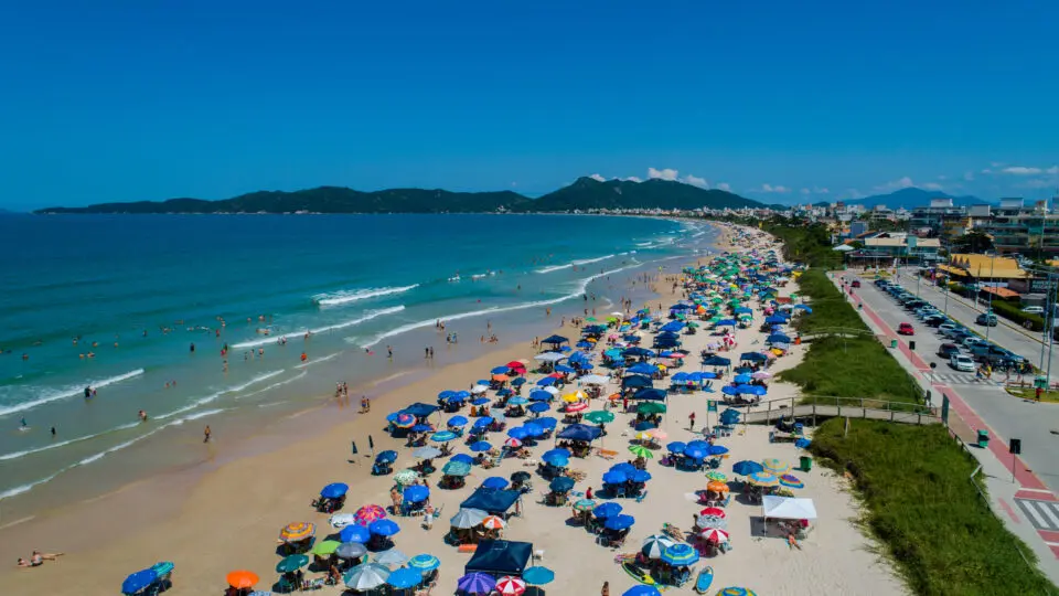 Cresce a procura por Bombinhas entre estrangeiros que buscam praias tranquilas no fim de ano.