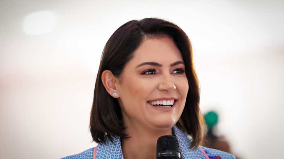 Michelle mostra nas redes carta de Bolsonaro pelos 18 anos de união