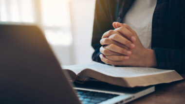 Os meios digitais, principalmente após a pandemia, passaram a remodelar práticas religiosas e reconfigurar instituições tradicionais Imagem referente a matéria