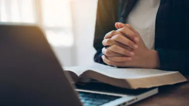 Os meios digitais, principalmente após a pandemia, passaram a remodelar práticas religiosas e reconfigurar instituições tradicionais