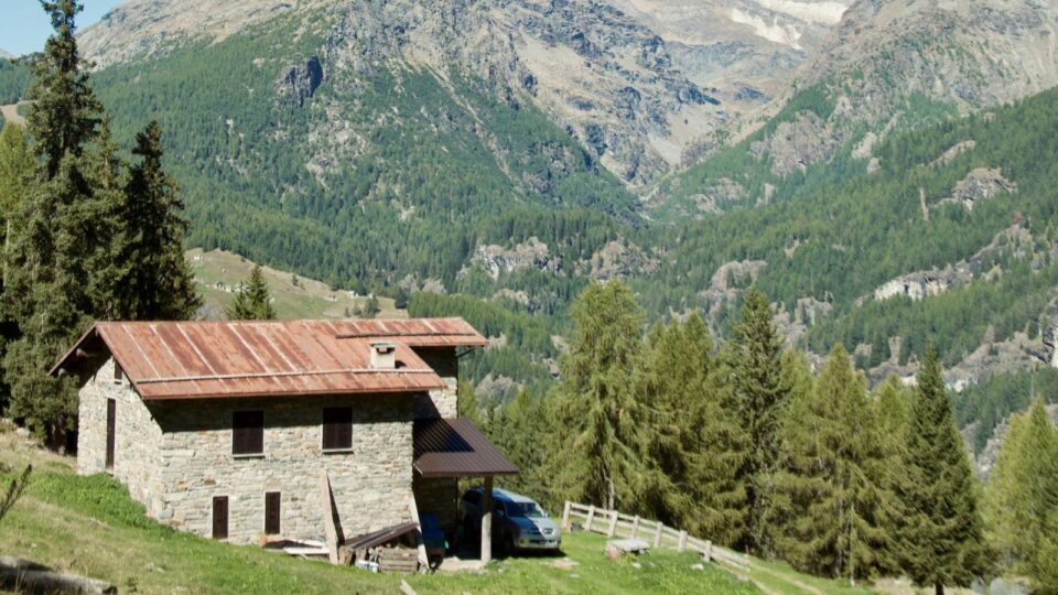 Campo ou cidade? O que a ciência diz sobre o melhor lugar para se aposentar