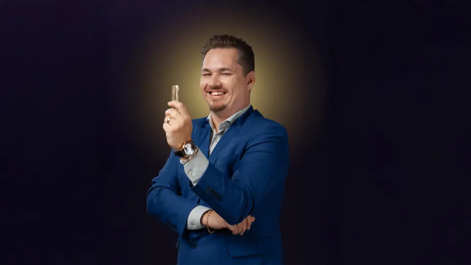 "O Diamond Prime marca a etapa mais avançada da nossa linha. É uma experiência completa.”
Nas palavras do CEO, Daniel Mors, o Diamond Prime combina diamantes de alto padrão, certificação internacional, logística dedicada e um benefício mensal programado de 2%. Conheça a excelência em proteção patrimonial.